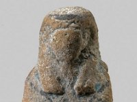 Aeg T 16  Aeg T 16, 21./22. Dynastie, Oberkörper eines Uschebti, Roter Ton, H 6,0 cm, B 3,7 cm, T 2,0 cm : Bestandskatalog Ägypten, Museumsfoto: Claus Cordes